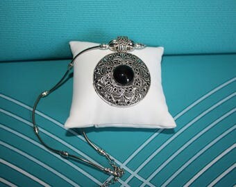 THE METAL CHOKER NECKLACE AND BLACK ONYX