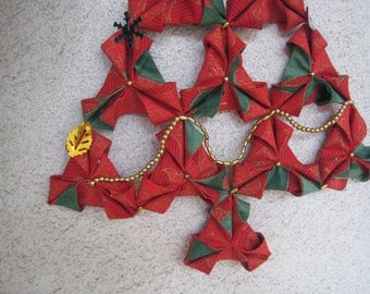 Sapin de Noël en origami de tissu rouge et vert