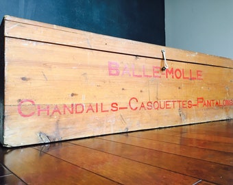 Coffre retro pour rangement d'équipement de balle molle / Old softballs gears box