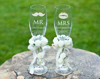 Personalized wedding glasses Toasting flutes Bride and groom champagne glasses Wedding flutes Custom Mr and Mrs champagne glasses