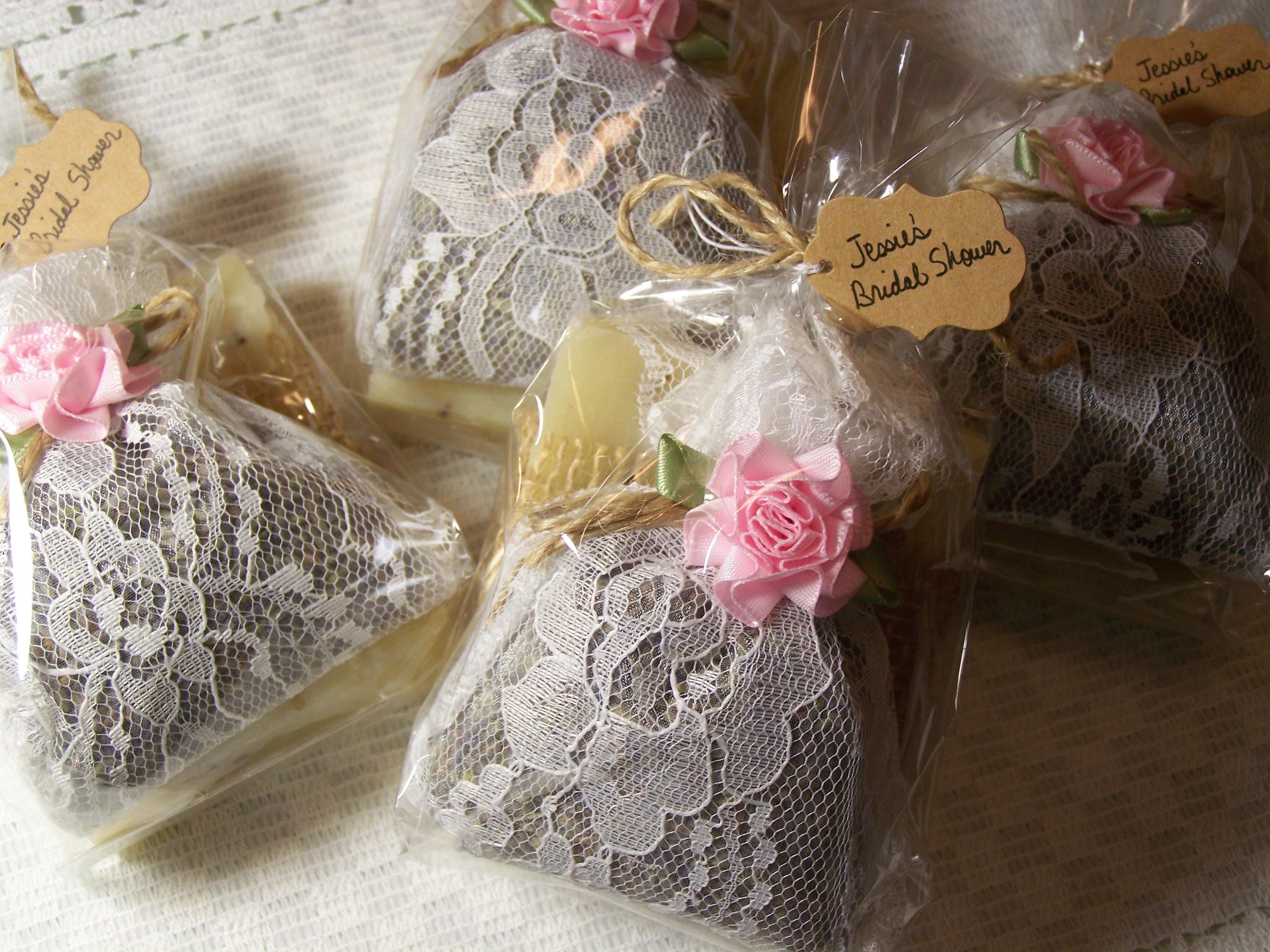 Wedding favors sets lavender sachets with white lace and