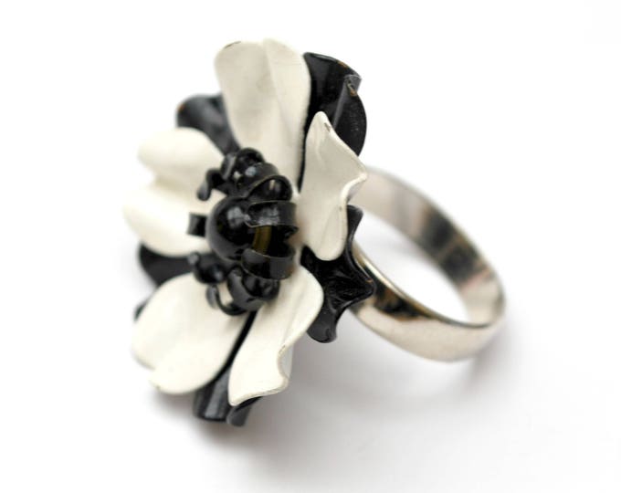 Flower bracelet and Adjustable ring Set - Black White - Enamel flower - White milk glass - Lucite - Rhinestone