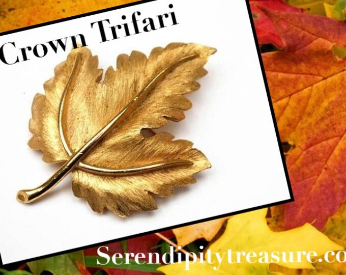 Crown Trifari Leaf Brooch - gold Brushed - Maple Leaf - Mid Century Pin