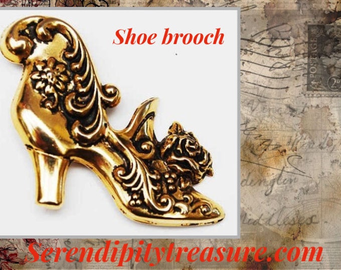 Gold Shoe Brooch - Victorian shoe - gold tone metal - Figurine pin