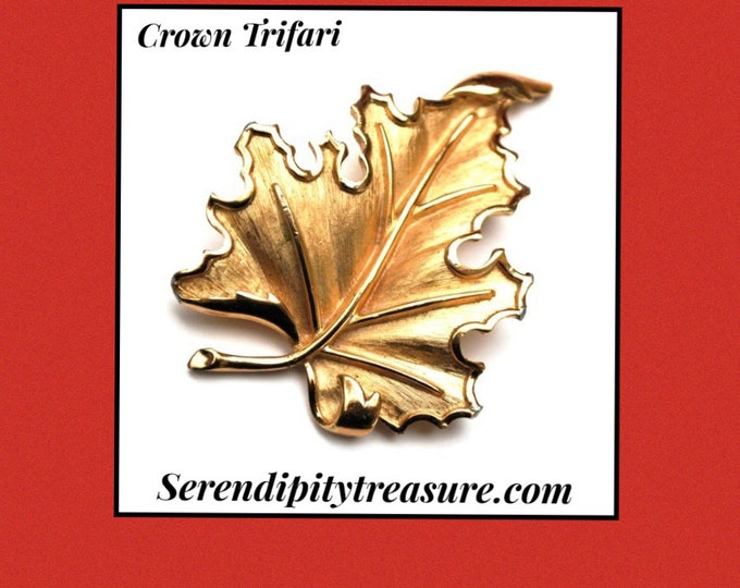 Crown Trifari Leaf Brooch - gold Floral oak leaf - Mid Century Pin