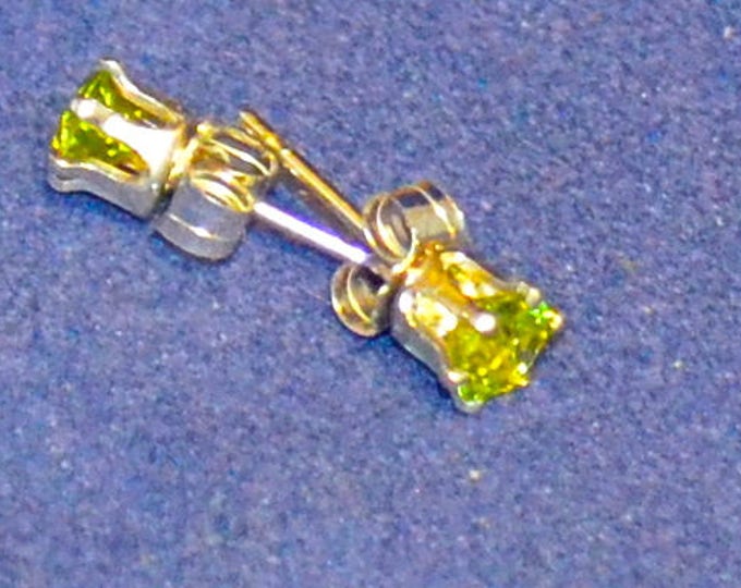 Peridot Studs, 4mm round, Natural, Set in Sterling Silver E1094