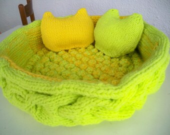 Kitty-cat basket made entirely by hand