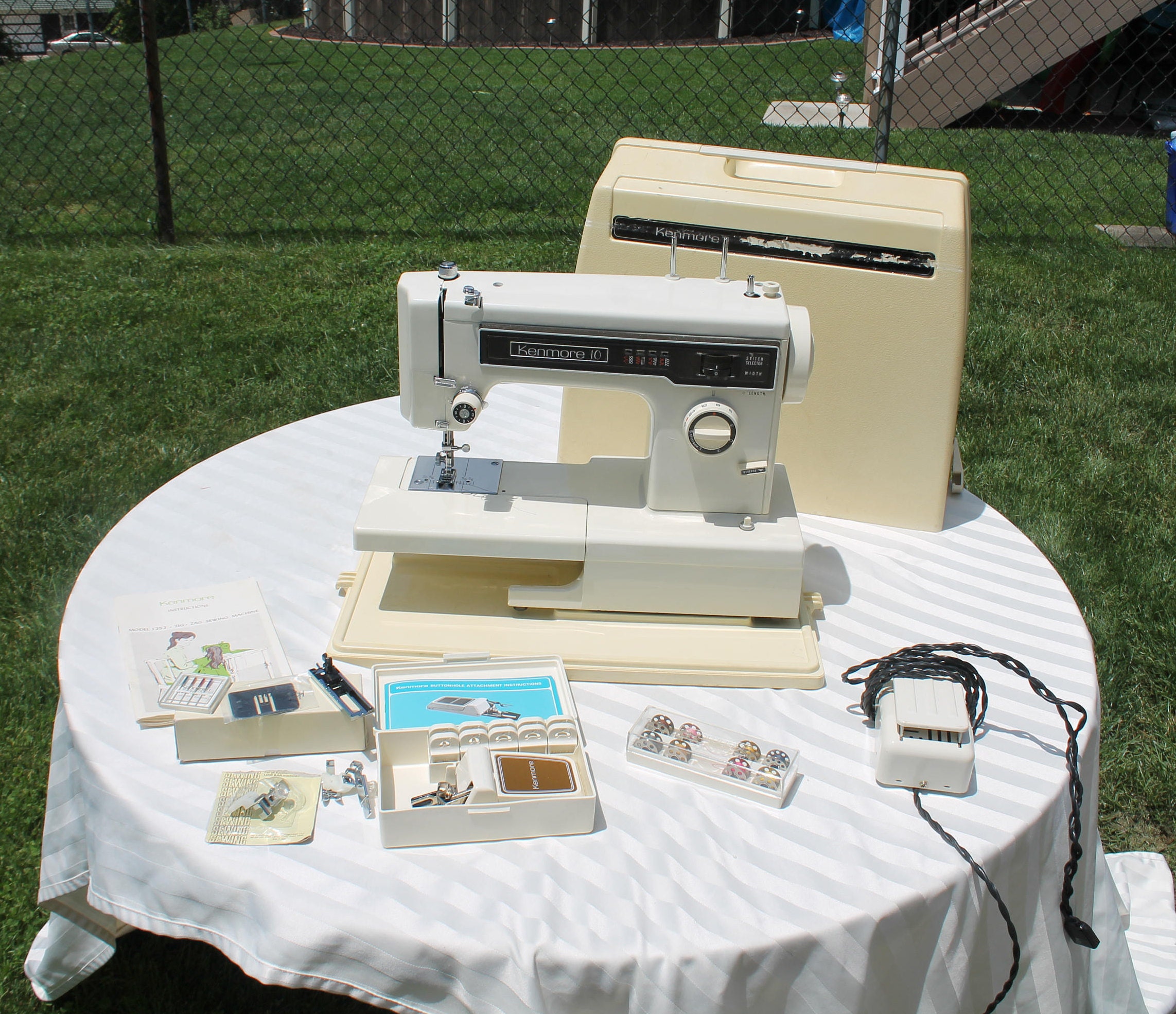  Kenmore  Portable Zig  Zag  Sewing Machine in Case with Handle