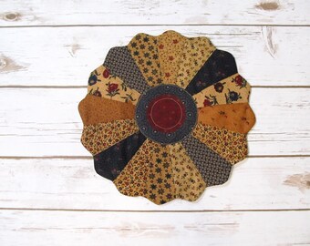 Dresden Plate Quilt Candle Mat - Quilted Table Topper - Primitive Quilt - Quilt Trivet - Table Quilt - Quilt Table Runner - Farmhouse Decor