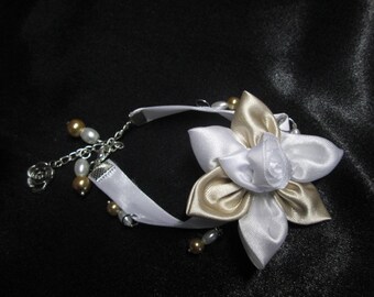 Bracelet in white and ivory satin decorated with a satin flower and Pearl
