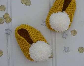 Crochet pom pom slippers, baby shoes, baby slippers, pom pom slippers
