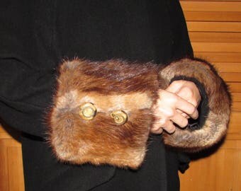 Élégante paire de manchettes (cuffs) en fourrure de rat musqué /Elegant pair muskrat fur cuffs 16"1/2 X 5"