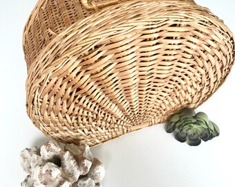 Vintage wicker clamshell picnic basket/ vintage basket/picnic basket/vintage basket/boho basket/bohemian decor/wedding gift/baby nursery/ho