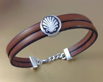 Way of St. James souvenir - Camino de Santiago souvenir leather bracelet - Scallop shell bracelet - Unisex - Women's gift -Custom made gift