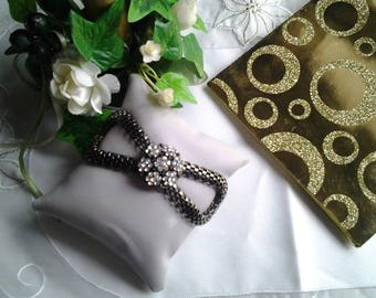 Rhinestone cabochon and snake chain bracelet