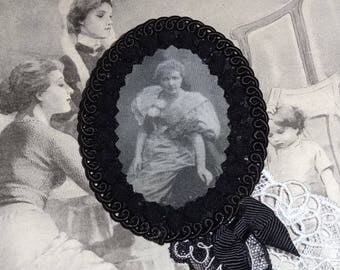 An air of vaudeville (brooch)