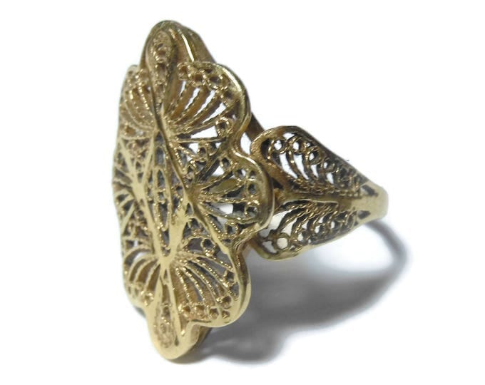 FREE SHIPPING 14K gold filigree ring, size 10 scroll work, scalloped edge oval top, scrolled sides