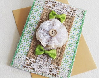 Carte Esprit Campagne - Voeux, Anniversaire, Invitation, Menu - Toile de Jute, Dentelle, Strass, Bouton - Création d'artiste en pièce unique