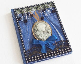 Carnet Romantique avec camée, dentelles, perles et pampilles - Relié pages blanches couverture marbling - Création d'artiste en pièce unique