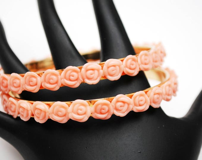 pink flower bangles - lot of two bracelet - pink plastic rose - gold metal bangles