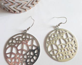 Big round cut out peace signs silvertone unusual earrings, multiple peace sign print metal earrings large circle pierced hook earrings,