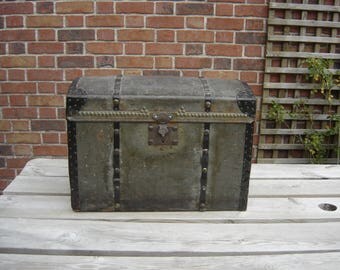 Vieux coffre grand-mère. Old wood safe. France