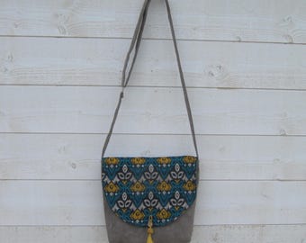 Satchel bag in beige suede and adjustable shoulder strap, wax, yellow lining, zipped pocket flap magnet