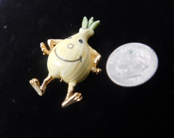 Vintage onion pin=kitchen kitsch pin=sweet onion brooch=unusual enamel onion pin
