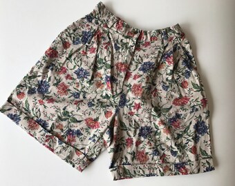 Beautiful floral vintage shorts size 6