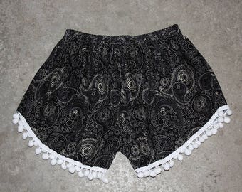 Beach short in silky cotton with pom pom details , free size. Short d'été en cotton soyeux et détails pompons,