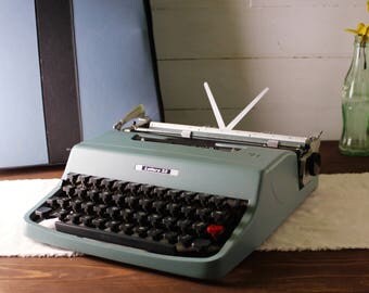 Vintage Portable Typewriter, working typewriter, Olivetti Lettera 32 Typewriter, Manual Typewriter, Powder Blue