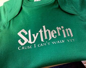 Slytherin cause i cant walk yet onesie - Harry Potter onesie - Harry Potter baby gift - slytherin onesie - slytherin baby gift