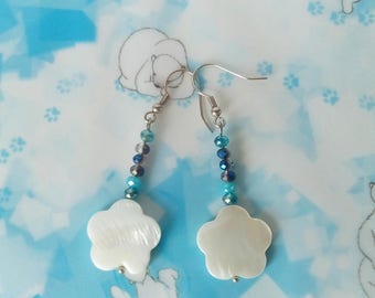White mother of Pearl flower earrings and briolettes color sea/sea earrings