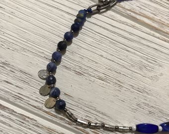 Chain & beaded necklace with silver colored accents to show your alternative team spirit