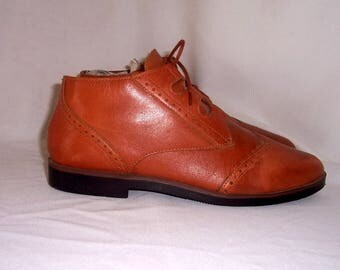 Sz 9 Vintage brown leather 1990s women flat lace up Dr. Scholl's ankle boots.