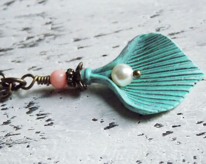 Romantic Mint Coral Calla Lily Flower Necklace Gemstone Pearl Dainty Boho Layering Necklace Bohemian Minimalist Jewelry Charm Necklace