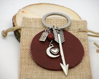 Porte clés rouge//sur mesure// fait de cuir récupéré// flèche// lune//porte bonheur//cadeau//red keycharm//luckycharm// leather//arrow