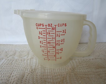 Vintage Tupperware Measuring Cup with Pourable Lid Cups / Liters