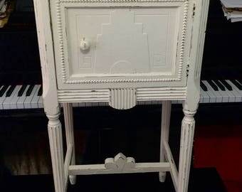 1920's Art Deco table .superb detailing on every inch of this little gem . Shabby chic , romantic old Hollywood style ! Custom revamp ready