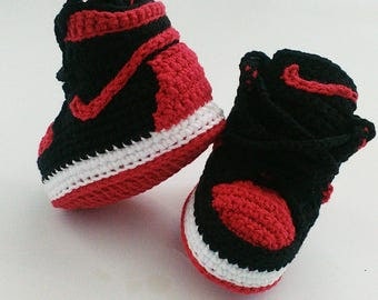 Crochet baby Jordan sneakers, Nike baby shoes, Jordan shoes, Crochet baby booties, Crochet Air Jordan baby sneakers