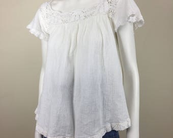 white cotton swing top w/ crocheted trim & flutter sleeves 70s