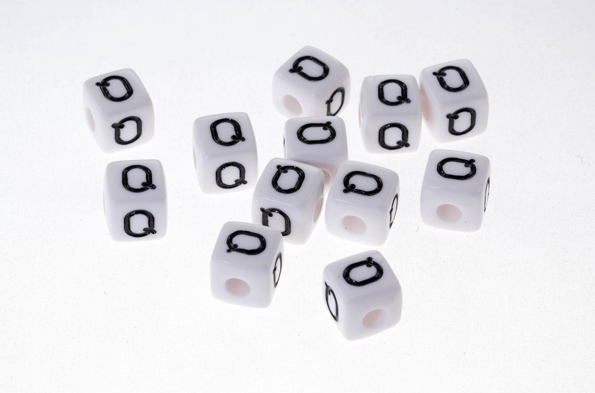Blanc Lot de 10 perles Perle acrylique alphabétique de 10 x 10 mm Lettre N