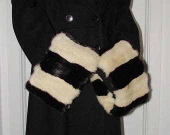 Chic paire de manchettes (cuffs) de fourrure de vison noir et blanc /Beautiful pair of black and white mink fur cuffs 21" X 6"
