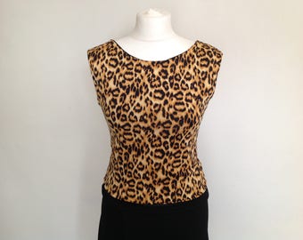 Short style top with v back in leopard print small size