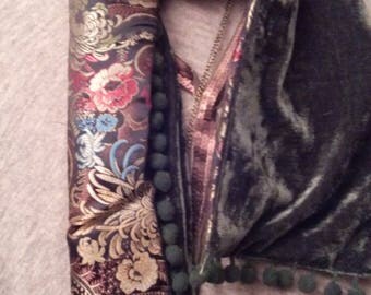 Scarf in olive green color satin and velvet