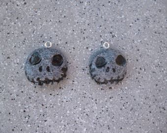2 Breloques Halloween , Têtes de mort en fimo fait main, pâte polymère, modelage, sculpture, arts plastiques
