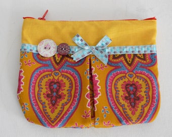 Made with a double fabric make-up bag