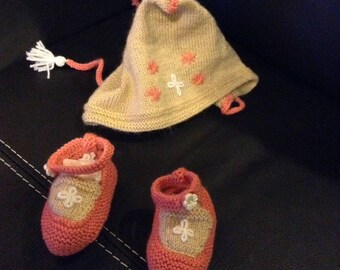 Hat and matching slippers embroidered beige