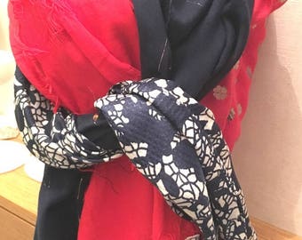 Large scarf, trendy and colorful.
The ultimate fashion accessory!