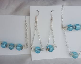 Set of jewellery gift, earrings, necklace and bracelet, mother-of-pearl and blue glass beads. Parure de bijoux, collier, bracelet et BO